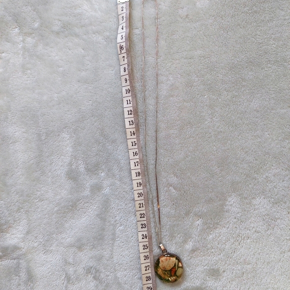 Seashell and algae resin pendant necklace - Picture 2 of 3